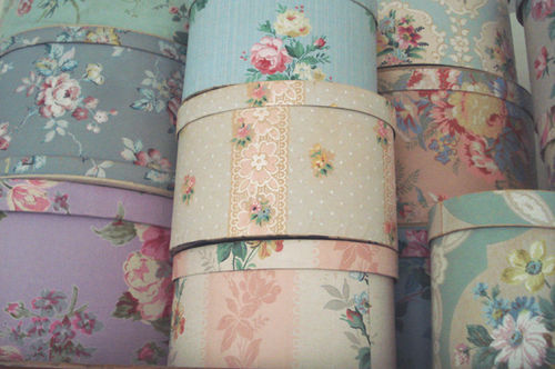 [pretty+hat+boxes.jpg]