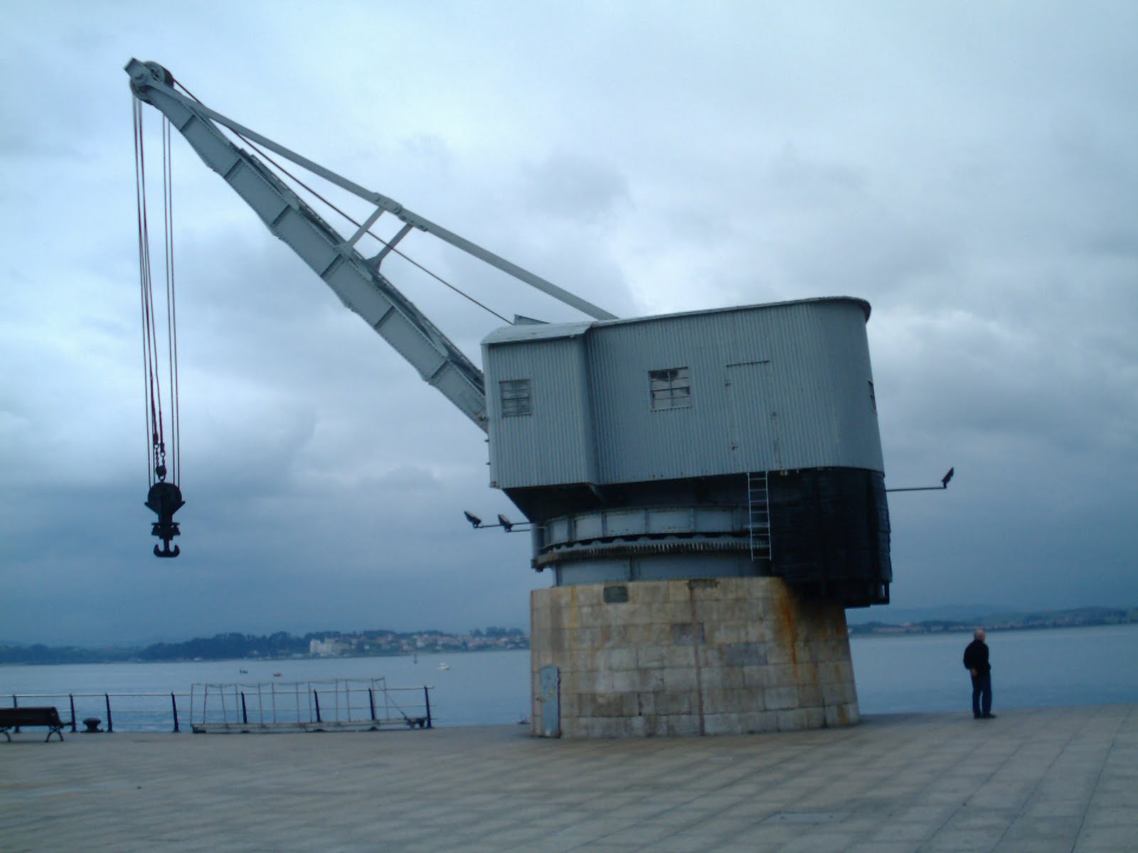 playas y paseos por la costa GRÚA DE PIEDRA DE SANTANDER