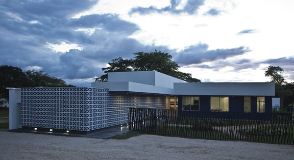 FACHADAS DE CASAS Y CASAS POR DENTRO: Exquisita residencia familiar en