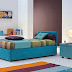 Moderno y juvenil dormitorio de color turquesa y marrón berenjena
