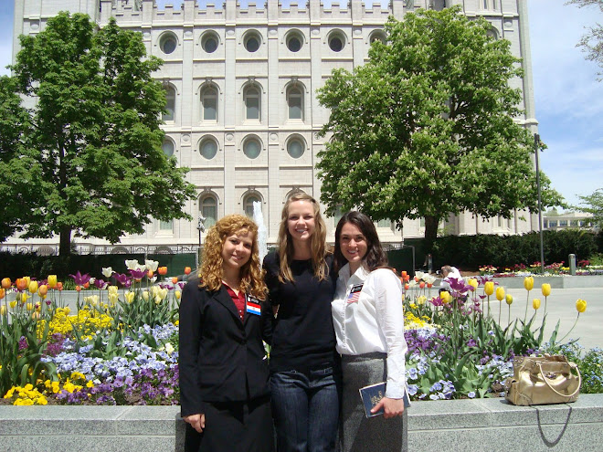 Sisters on Temple Square