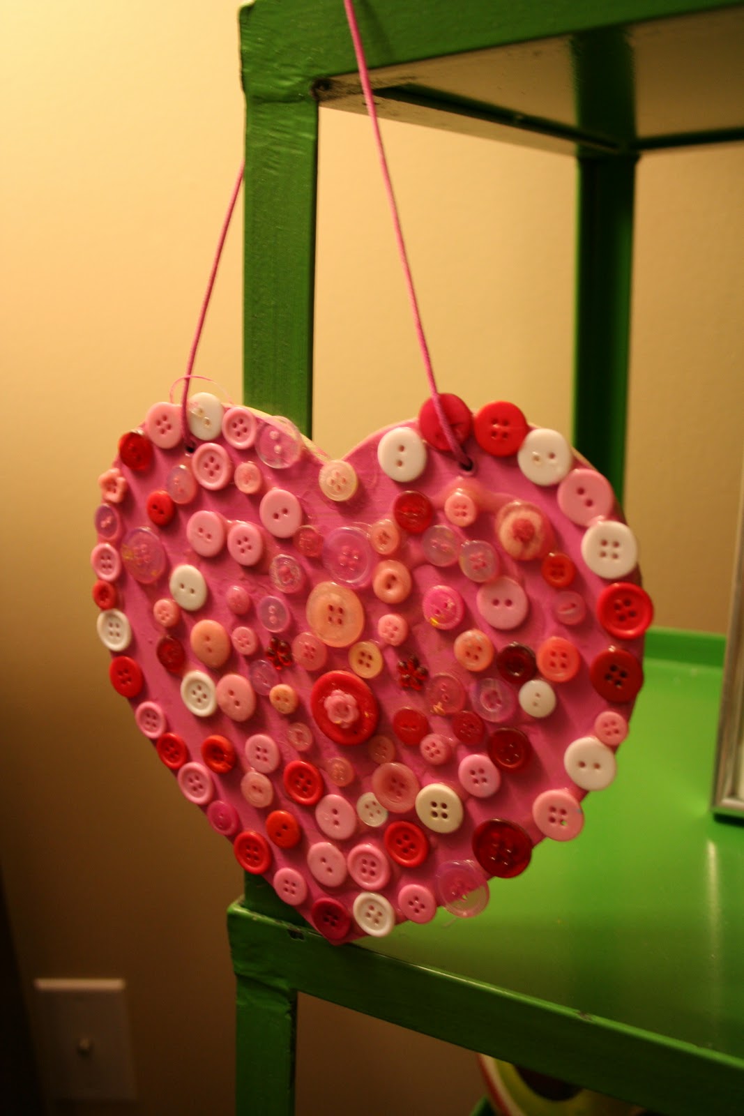 Pink and Green Mama: * Valentine Button Heart Sign Craft