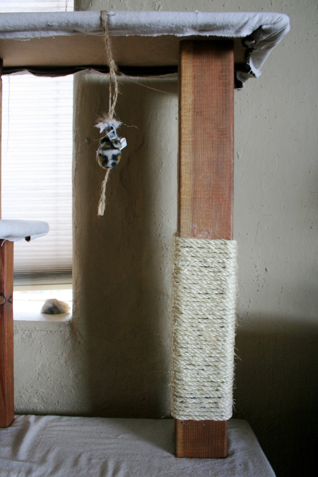 off the map How to Make a cat scratching post