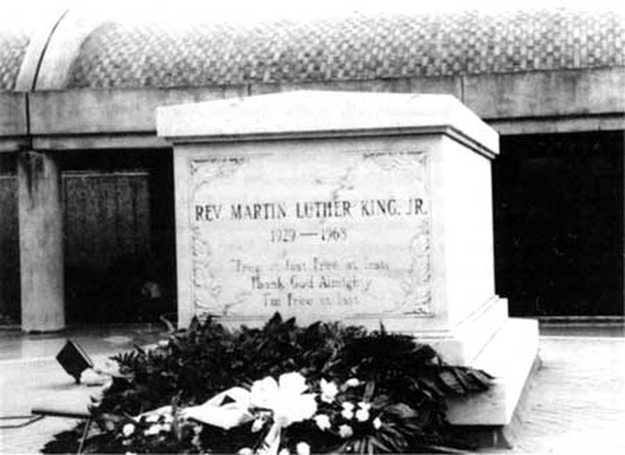 [martin_luther_king_tomb_2.jpg]