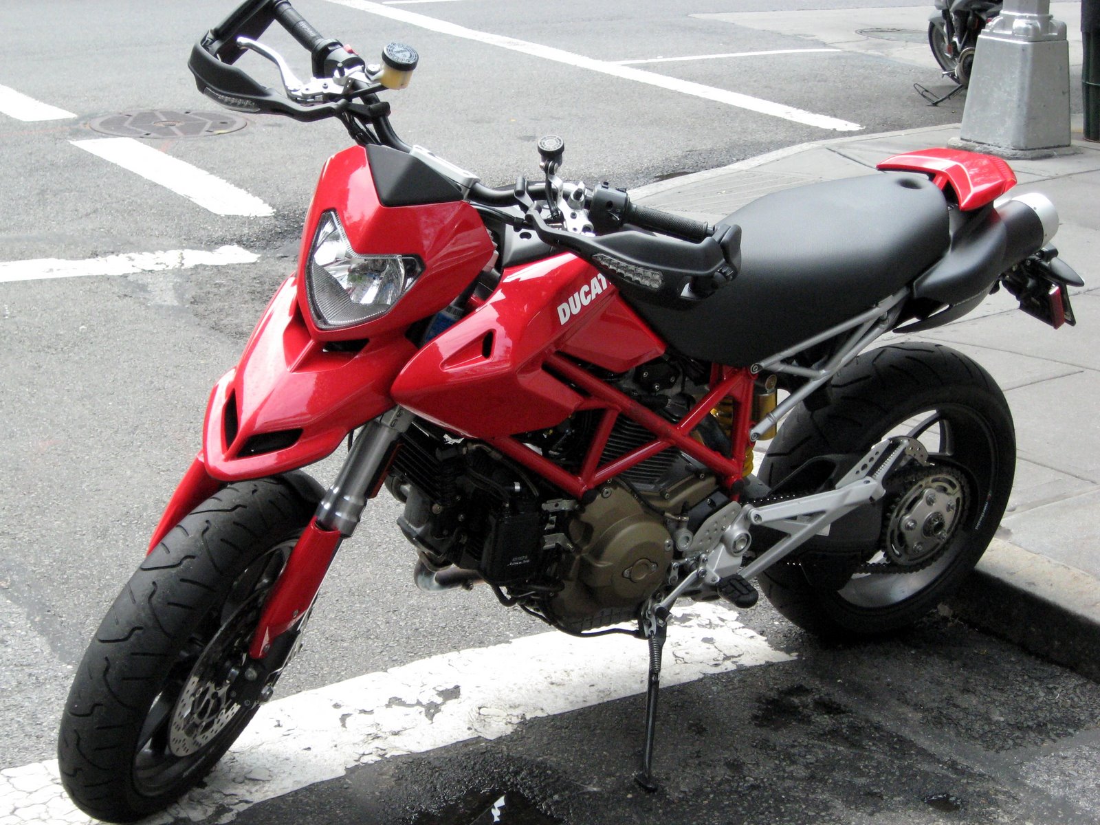 [red_motorcycle.jpg]