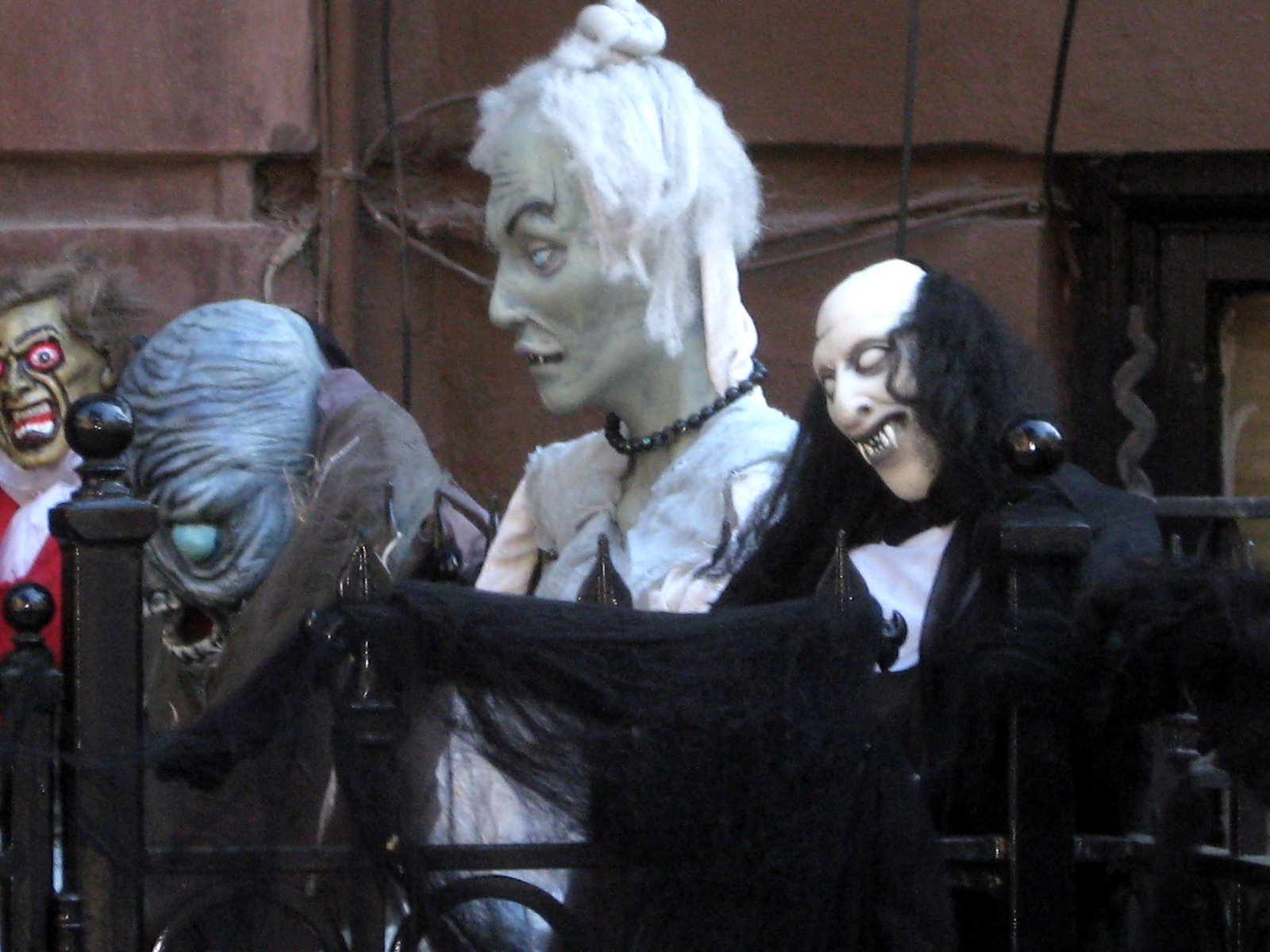 [halloween_haunted_house_2.jpg]