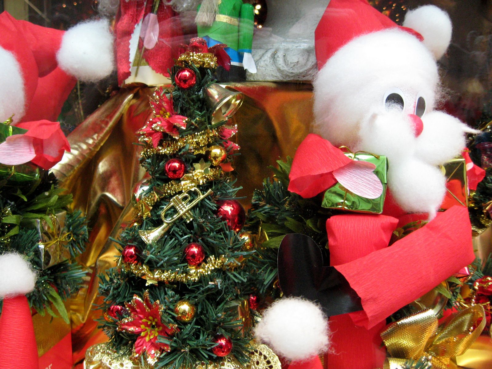 [candy_store_tree_santa.jpg]