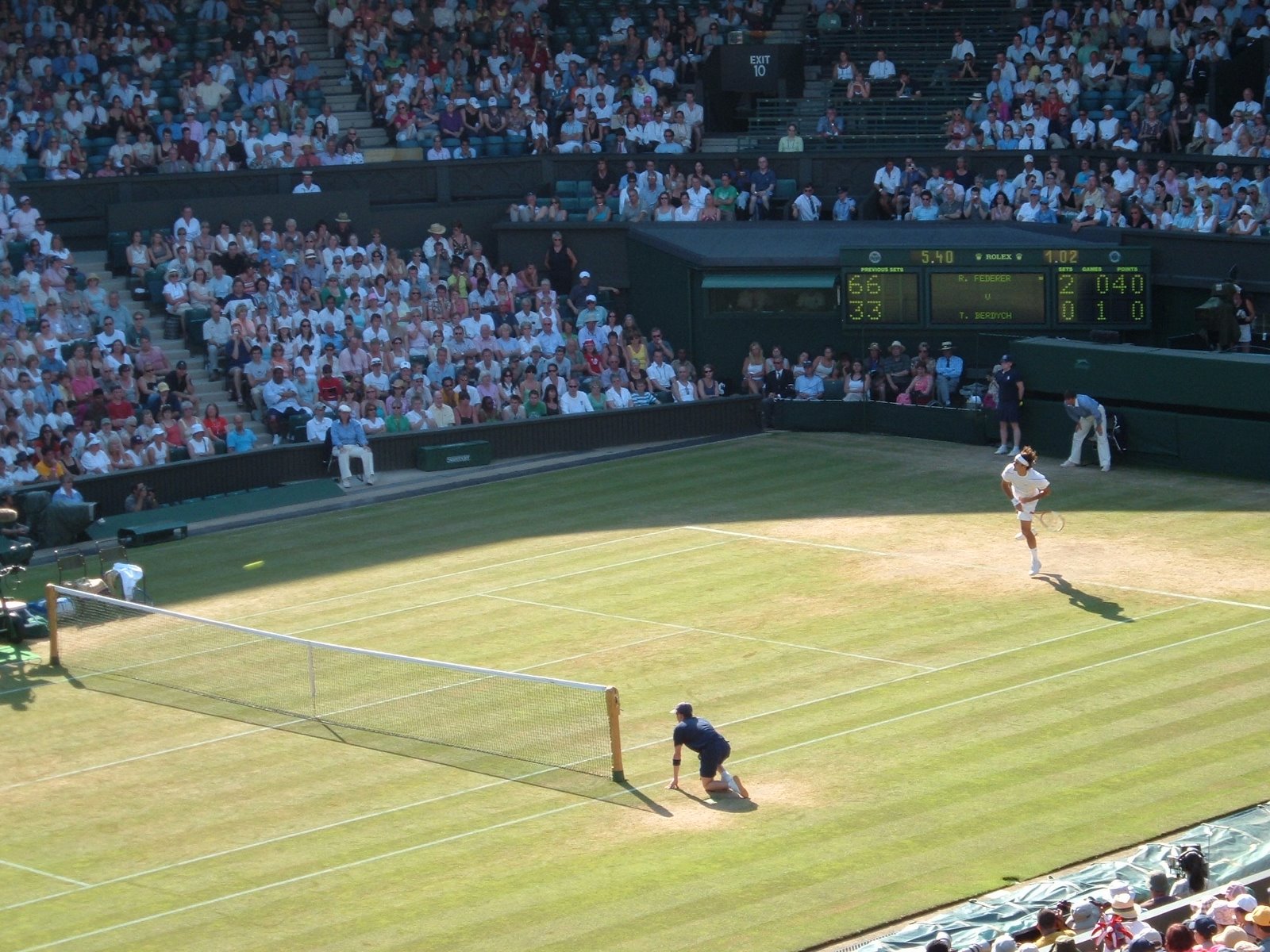 [roger_federer_serve_wimbledon_2006.JPG]