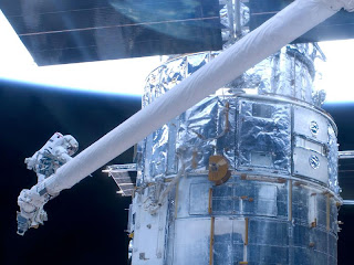 Telescopio Hubble y astronautas