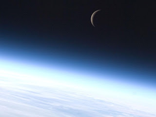 La Luna creciente desde el espacio