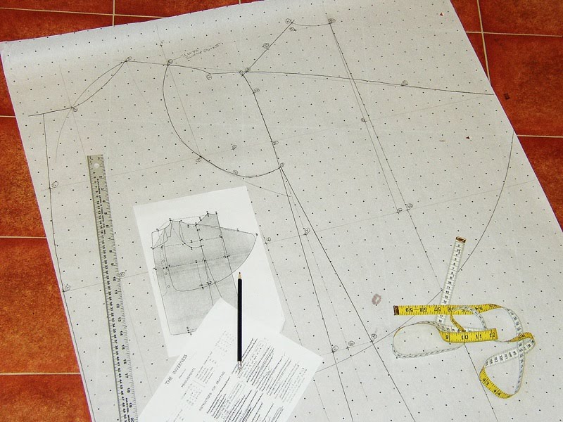 making-my-3rd-doctor-costume-inverness-cape-cutting-the-pattern