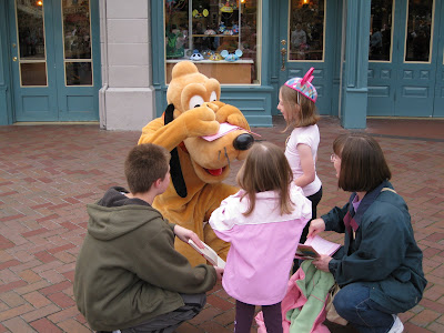 Disneyland - Gwen and the kids with Pluto