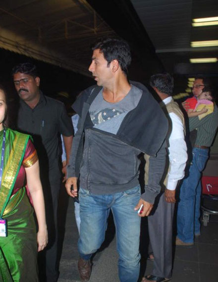 Bolly Celebs leave for Zee Awards 2011 in Singapore