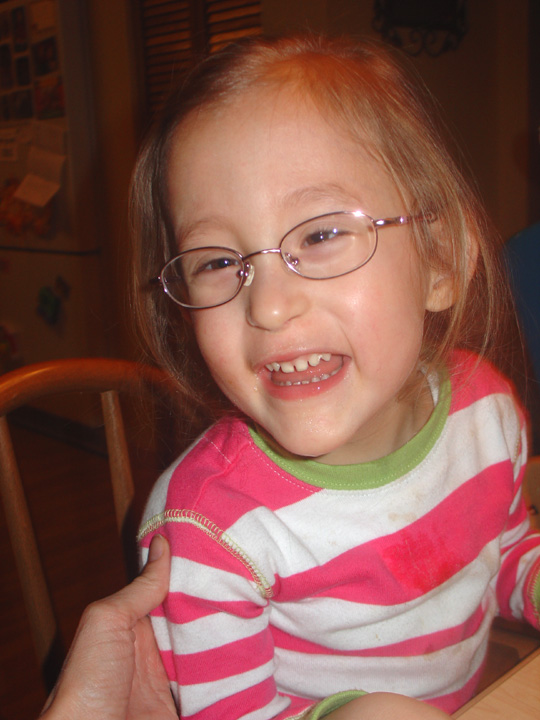 [2008.03.16HollyCuteSmile.jpg]