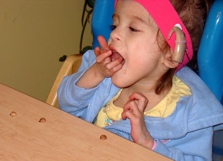 [2007.04.23EdenEatingCookies.jpg]