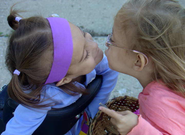 [2007.08.30KissingSisters.jpg]