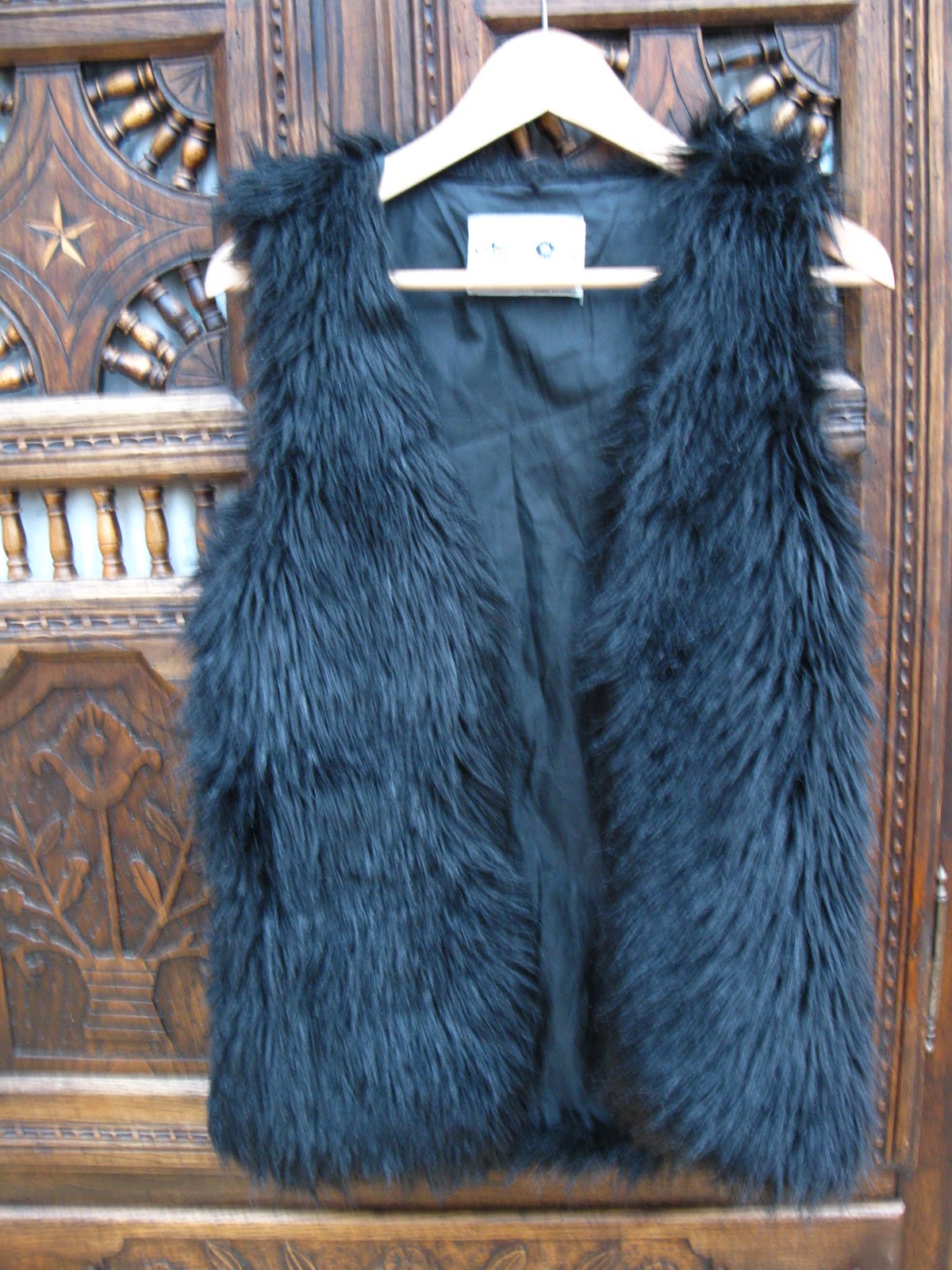 Le vide dressing de Scarlett B.: Gilet en fausse fourrure noire Zara TRF