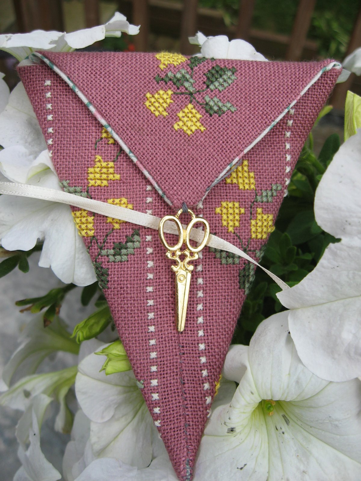 [H+scissor+pocket+with+button+006.jpg]