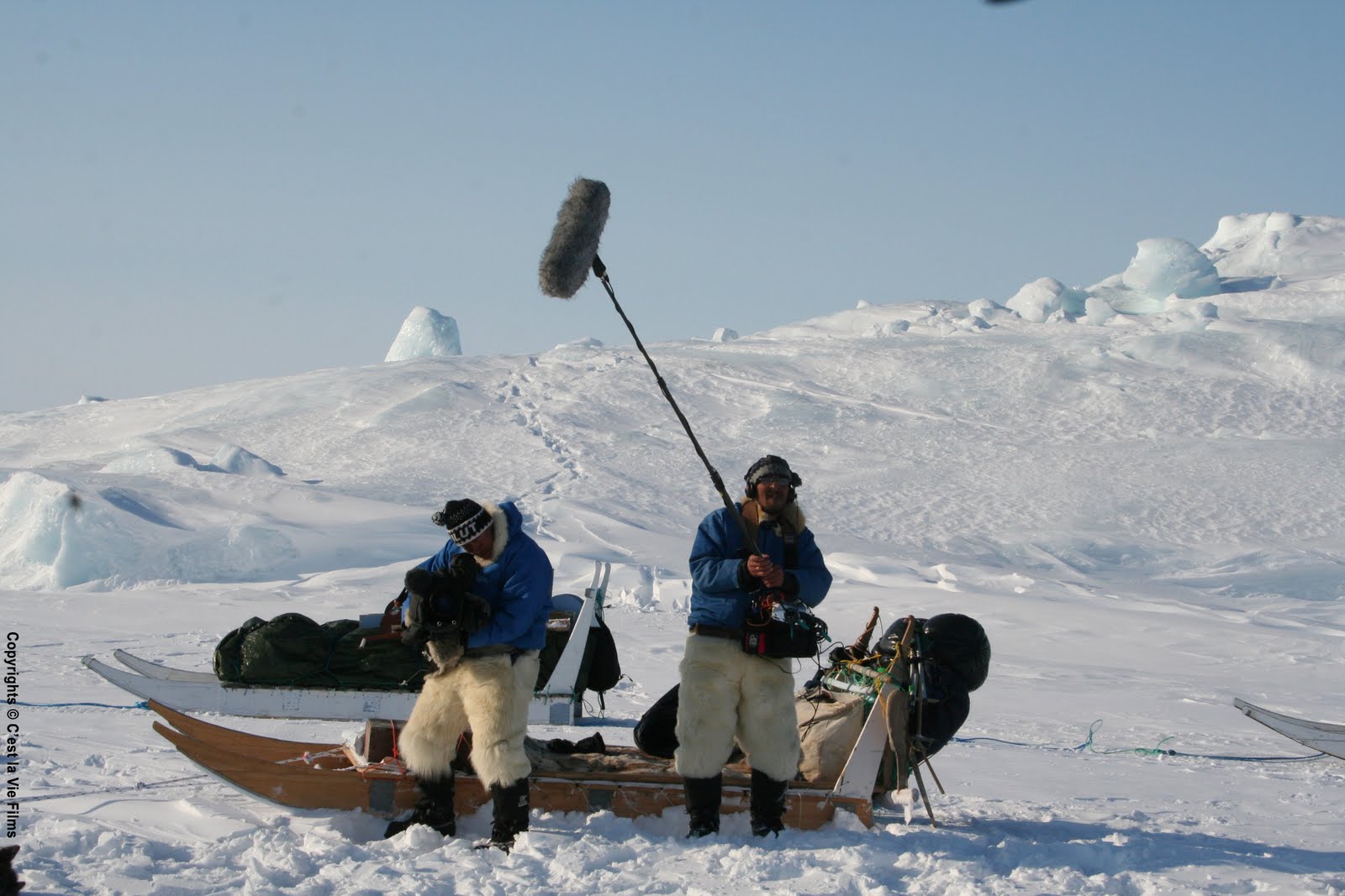 [Inuit+Hunters+playing+with+cameras-Inuk+film.jpg]