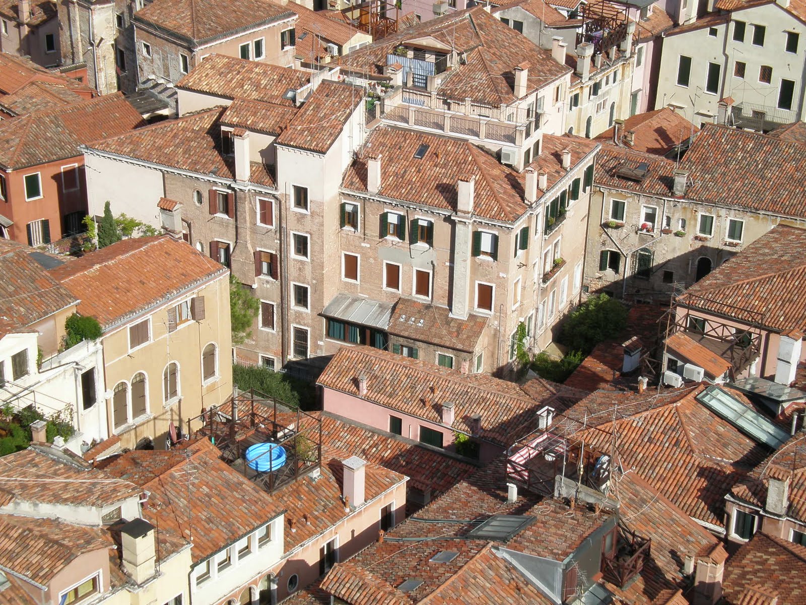 Venezia Prendere il sole in altana e le ombre dei palazzi