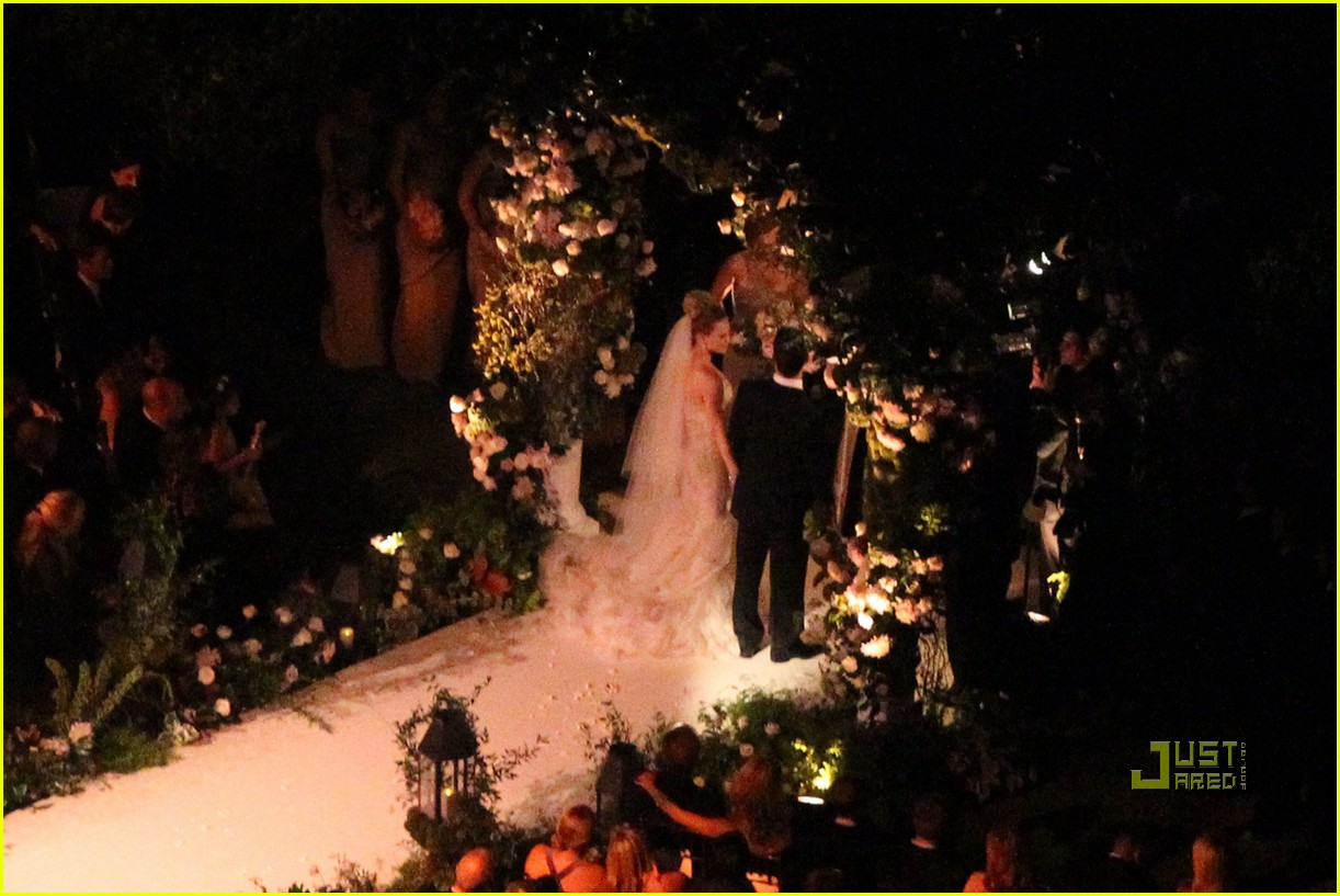 http://3.bp.blogspot.com/_UE15vGf7ylc/TGqBPfh1BJI/AAAAAAAABa0/LF6ZEKpj5Oo/s1600/hilary-duff-wedding-pictures-16.jpg