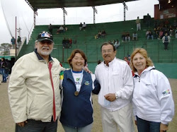 Kelly Matsumoto com a Família Gomes que fundaram o Clube Popeye Beisebol Clube