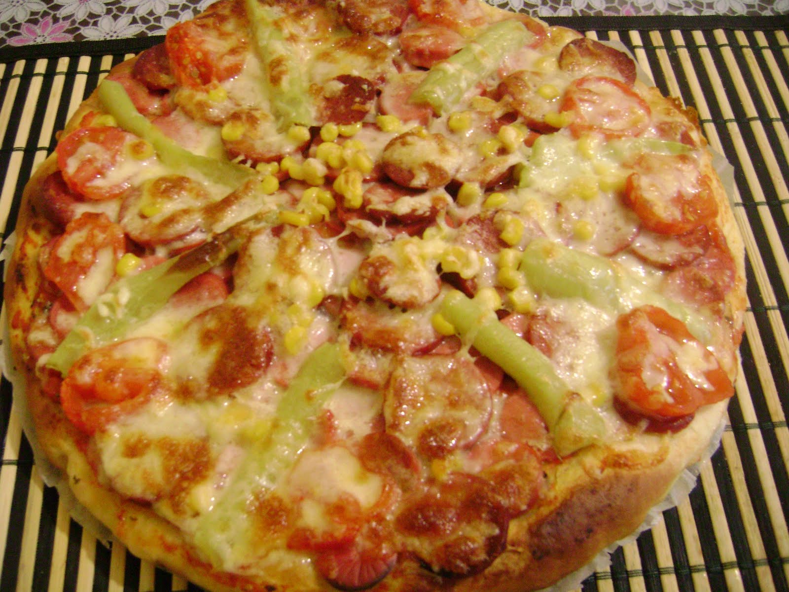 Birsel ve İrem SosisliSucuklu ve MantarlıZeytinli Pizza