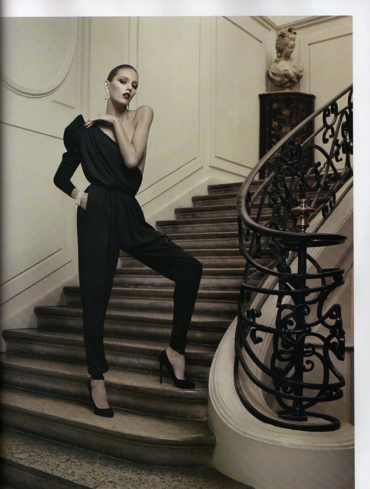 [Vogue+Paris+April+2010+Baronne+Anja+by+Hedi+Slimane+05.jpg]