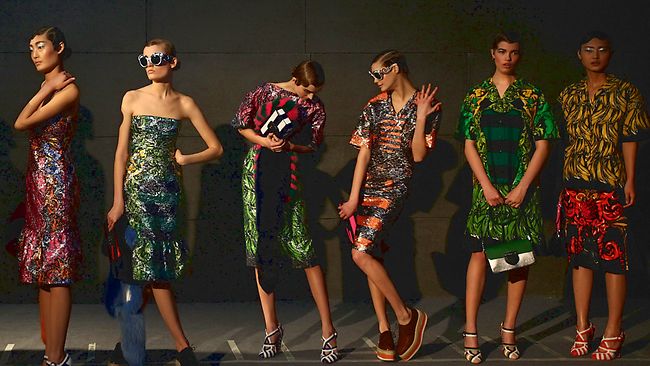 the gorgeous.....: Prada's Beijing show awakens the Chinese fashion tiger