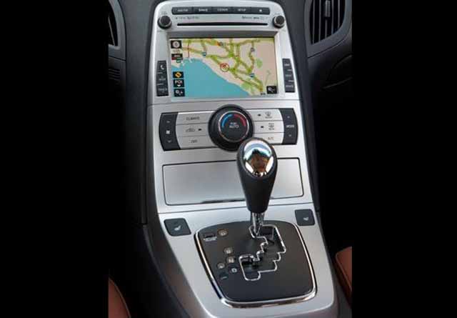 Hyundai Genesis Coupe 2011 3.8T - interior console central