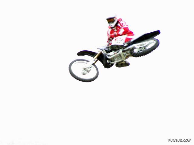 [crazy_motocross_stunts_Funzug.org_08_3.jpg]