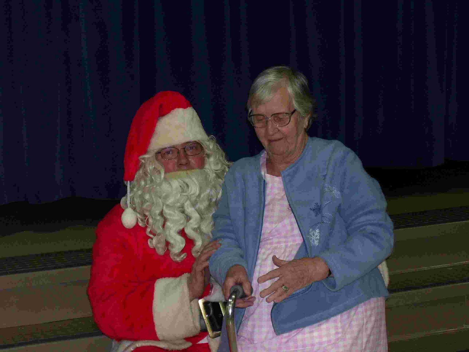 [granny&santa.jpg]