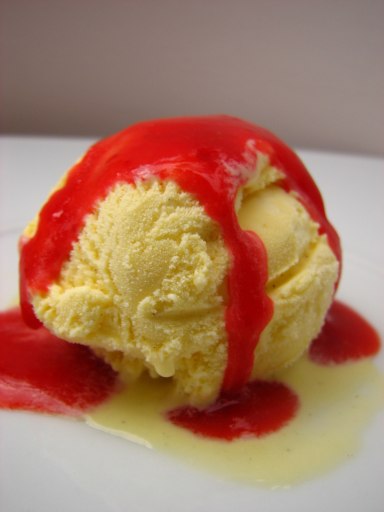 [Gelado_com_molho_morango_2.jpg]