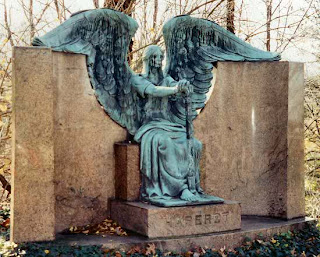 قبر فرانسيس هاسيروت بشكل ملاك الموت كما يزعم