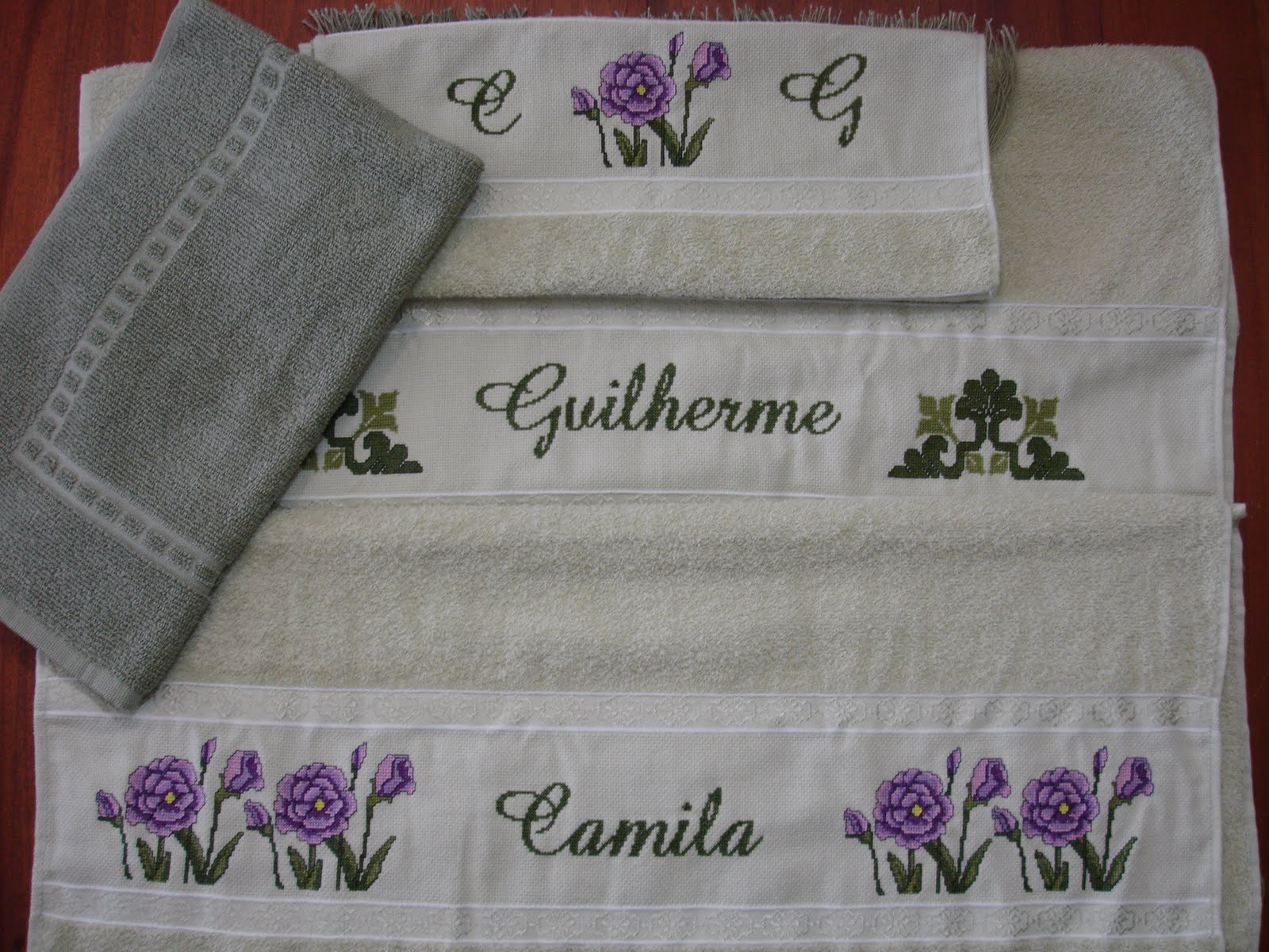 Paty & Dinda Artes: - Jogo de toalha de banho, bordadas em ponto cruz...