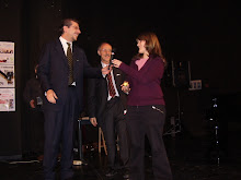 CHIARA GUASTAVIGNA riceve l'AMBROGINO del COMUNE di MILANO dall'ASS. M. ORSATTI- Presidente GIURIA!