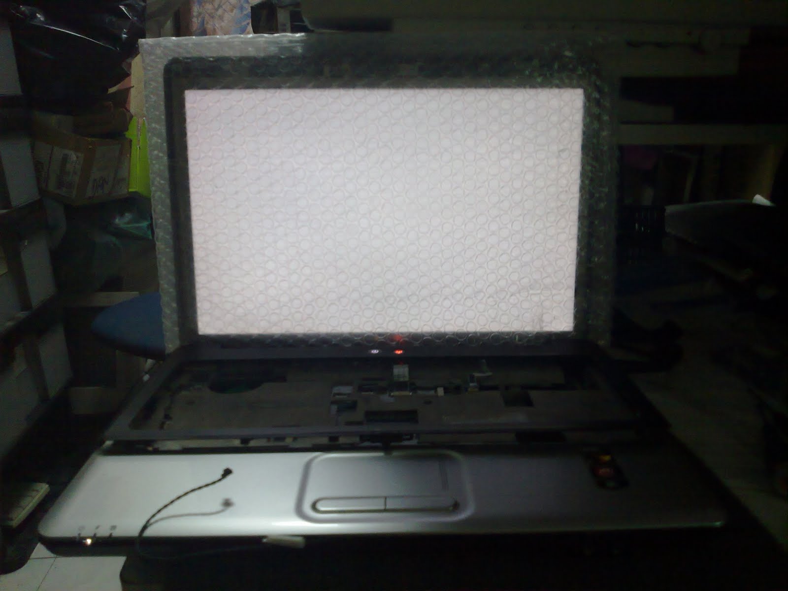 MASALAH COMPAQ PRESARIO CQ 40 WHITE SCREEN