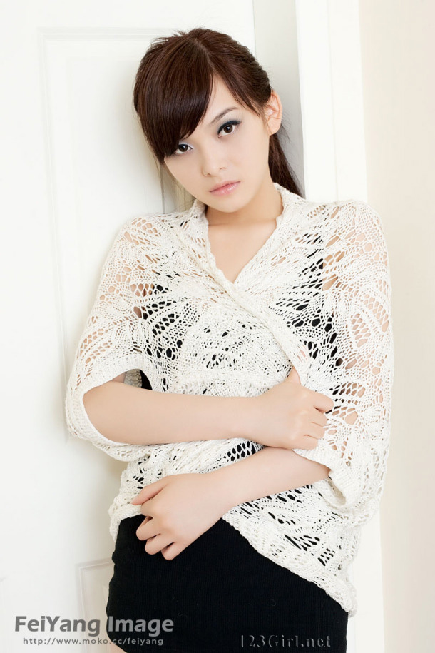 [moko-wangyibing-white-sweater-01.jpg]