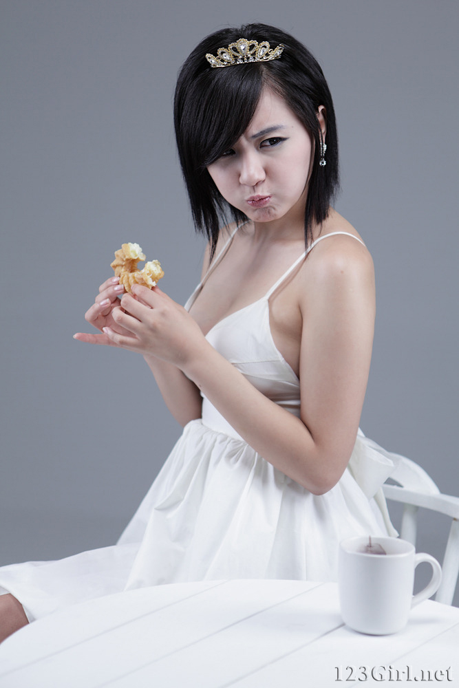 [ryu-ji-hye-white-dress-02.jpg]