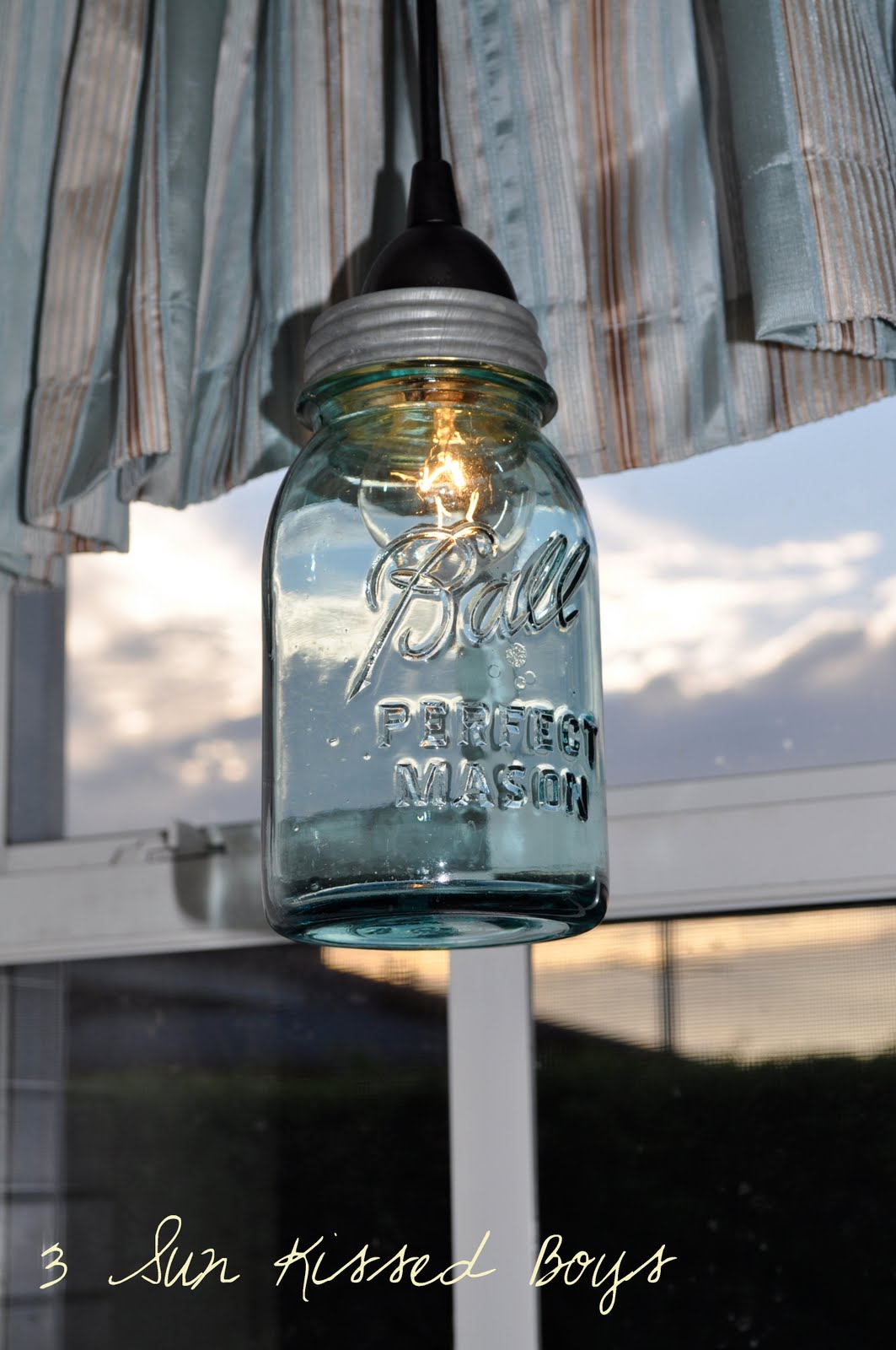 Remodelaholic Mason Jar Pendant Light Tutorial