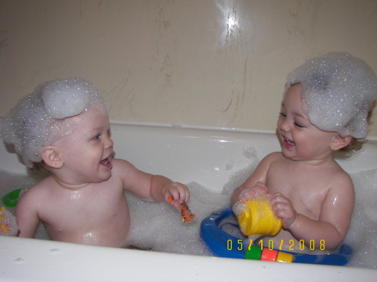 [Twins+with+Bubbles+002.jpg]