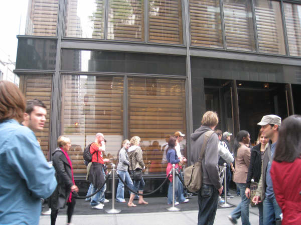 [FILA+NA+LOJA+DA+ABERCROMBIE.JPG]