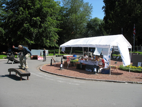 Mathieu en 50-50 sur le ptit pont de Enghien devant le stand Altern'Active-Brusk