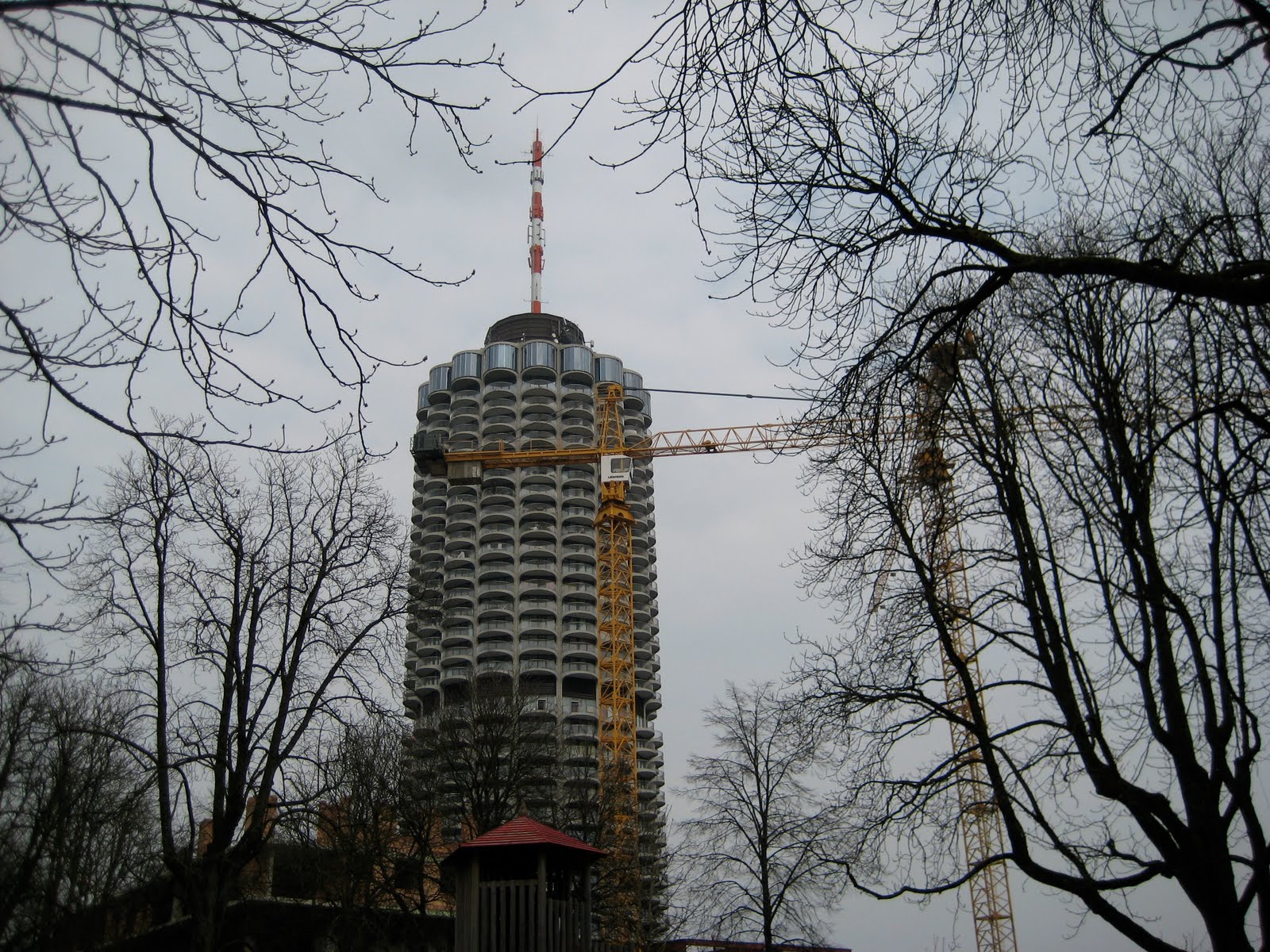 StrickStück Augsburger Hotelturm