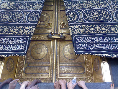http://3.bp.blogspot.com/_VgXaDXiFvX4/TMXcJUMgQMI/AAAAAAAAAnM/kl388sCuCtc/s1600/Masjid+Al+Haram+in+Makkah+-+Saudi+Arabia+(door+of+Kaba).jpg
