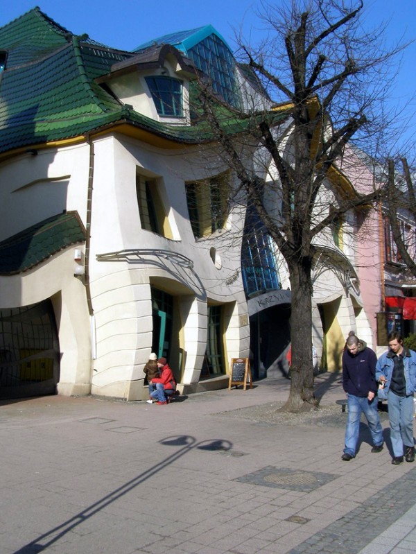 Crooked house in Poland02