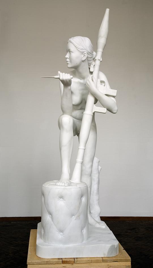 esculturas mulheres nuas com armas thom puckey