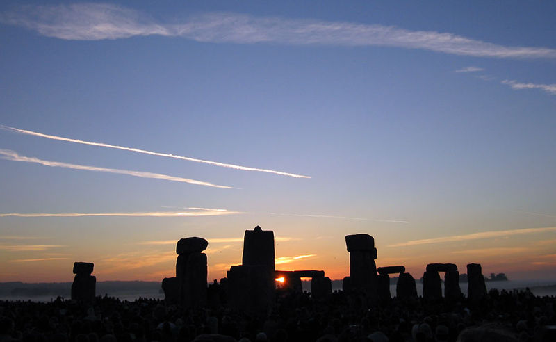 [800px-Summer_Solstice_2005_Sunrise_over_Stonehenge_01.jpg]
