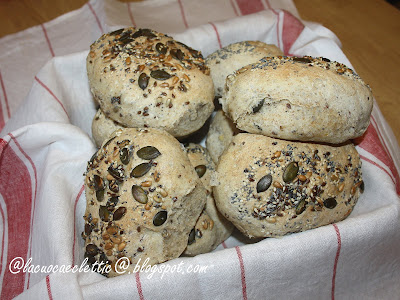 Pane di segale e farina integrale con semi vari
