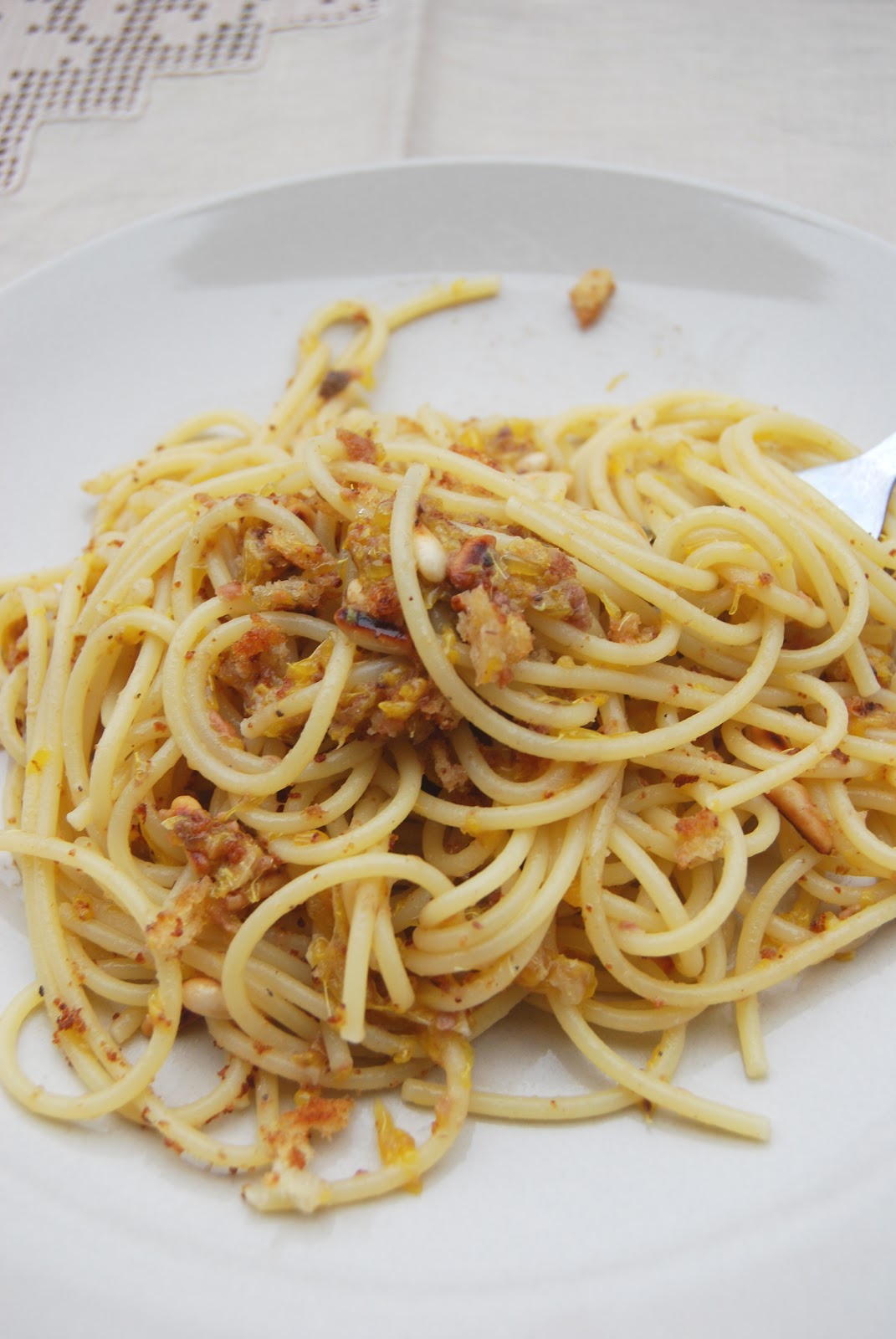 Pampelmuse Spaghetti con sarde, arancia, brandy e pinoli tostati